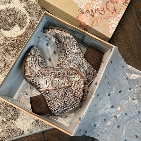 Very G irredesint snake print bootie 6 - Picture 1 of 3